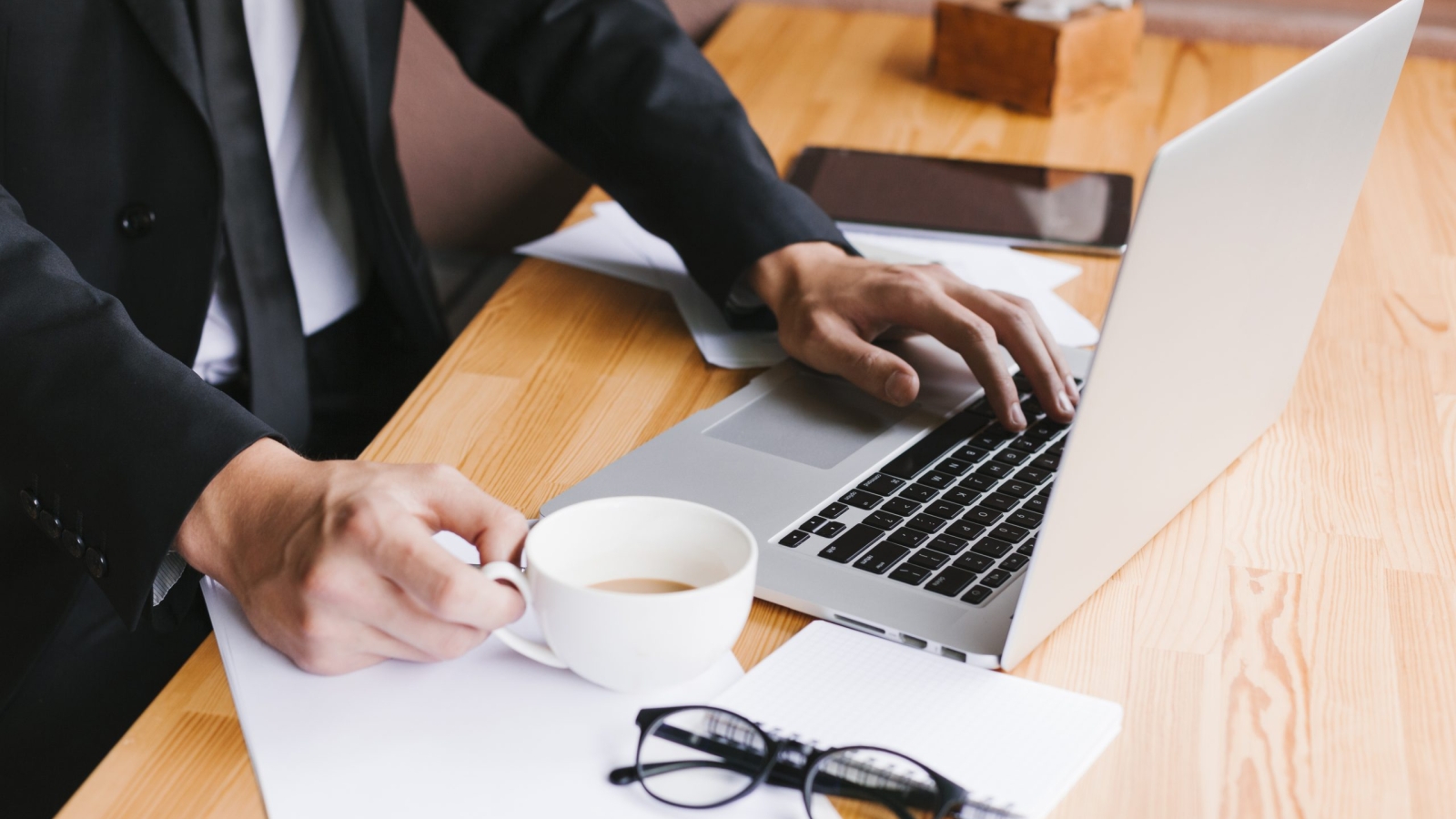 office-desk-with-laptop-coffee