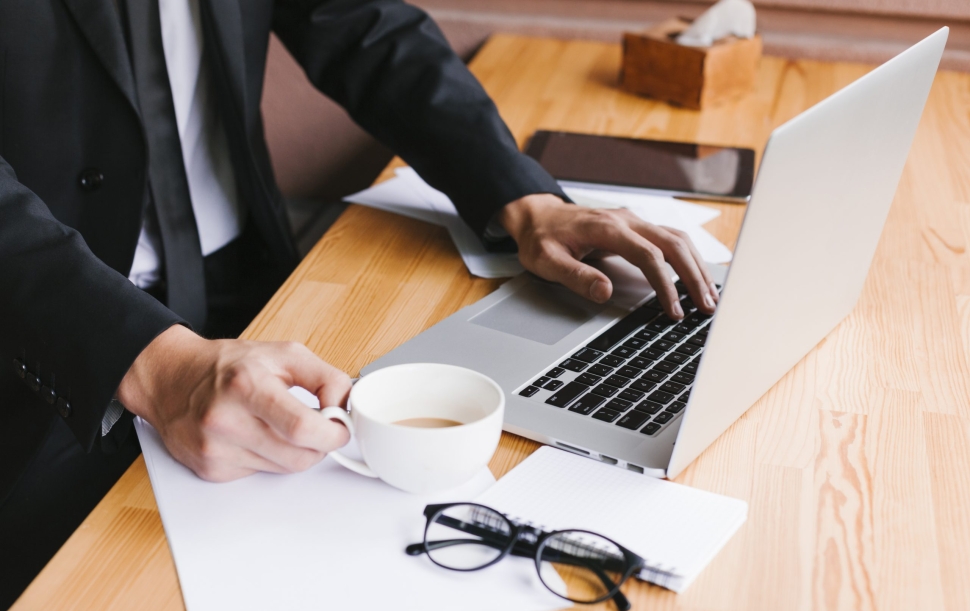 office-desk-with-laptop-coffee
